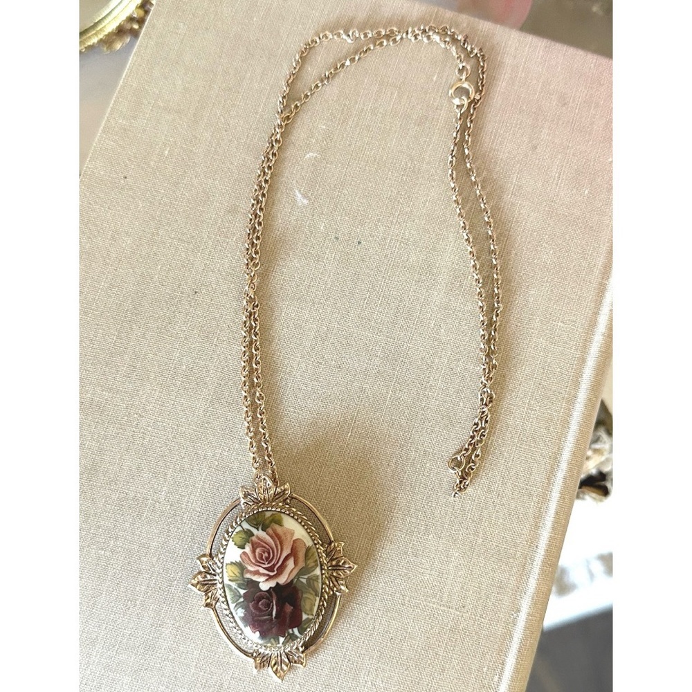 Rose porcelain cameo pendant Gold tone Vintage Sarah Coventry Necklace